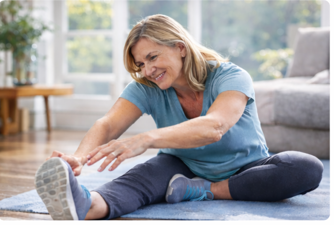 Középkorú nő kímélő nyújtást végez