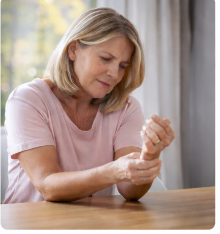 Középkorú nő otthoni tevékenység közben